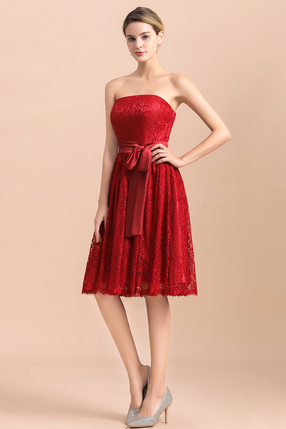 Stunning Red A-line Strapless Appliques Lace Knee-length Bridesmaid Dress With Bowknot