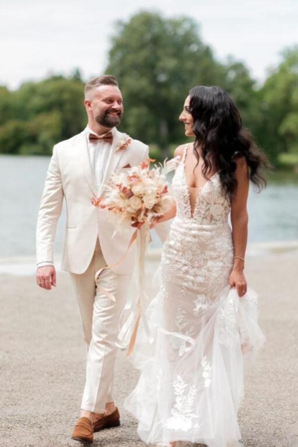 Elegant Long A-line V-neck Sleeveless Lace Tulle Appliques Wedding Dresses
