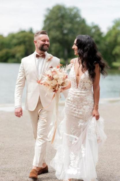 Elegant Long A-line V-neck Sleeveless Lace Tulle Appliques Wedding Dresses
