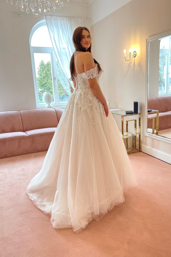 Plus Size Boho Long A-line off the Shoulder Lace-up Tulle Lace Wedding Dresses