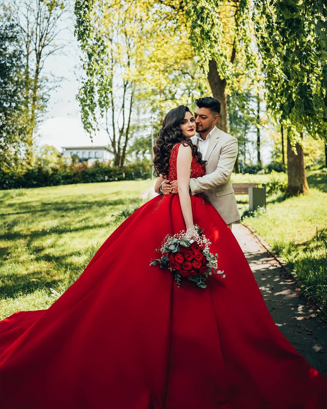 Luxury Long Red Ball Gown Satin V-neck Wedding Dresses with Lace