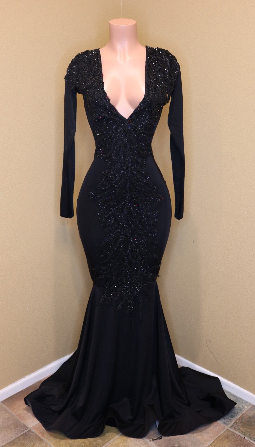 Elegant Long Memaid V-neck Appliques Lace Prom Dress with Sleeves