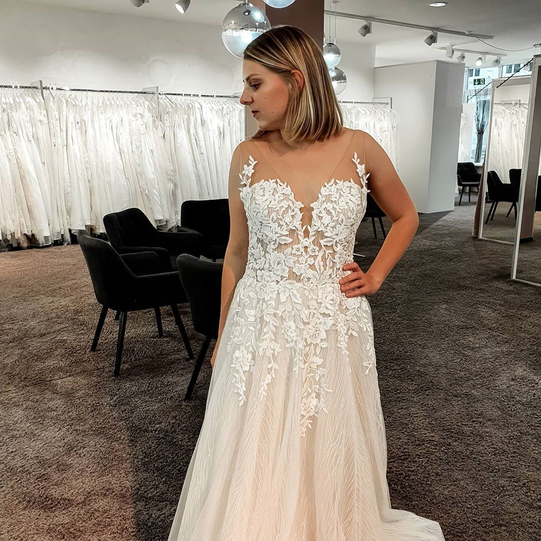 Gorgeous Long A-line V-neck Tulle Lace Floor-length Backless Wedding Dress