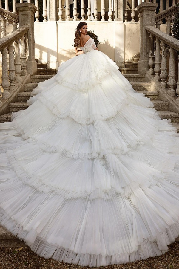Luxury White Off-the shoulder Tulle Beading Long Wedding Dress with Ruffles