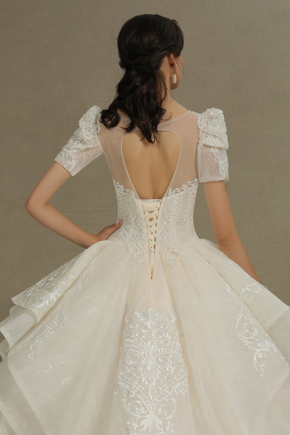 Luxury Long Ball Gown Sweetheart Sweep Train Wedding Dresses with Short Sleeves