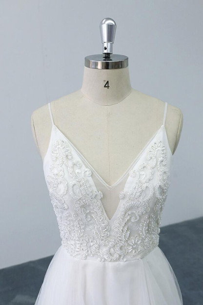 Chic Long A-line V-neck Spaghetti Strap Appliques Tulle Wedding Dress