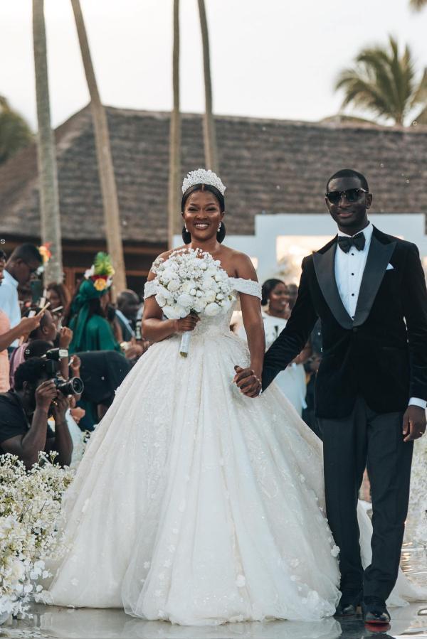 Gorgeous Long Ball Gown Off the Shoulder Tulle Lace Wedding Dress