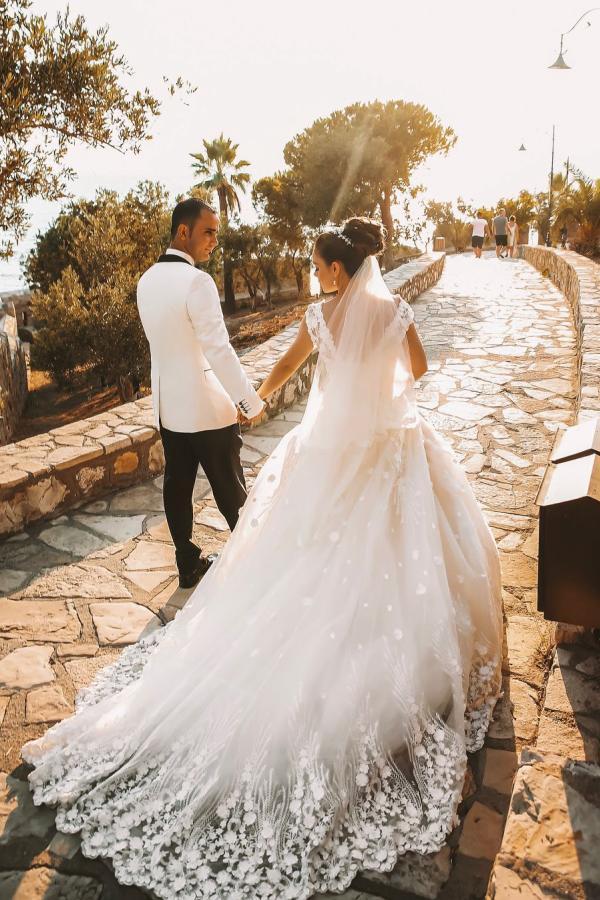 Elegant A-Line Scoop Neck Lace Tulle Sleeveless Long Wedding Dress with Train