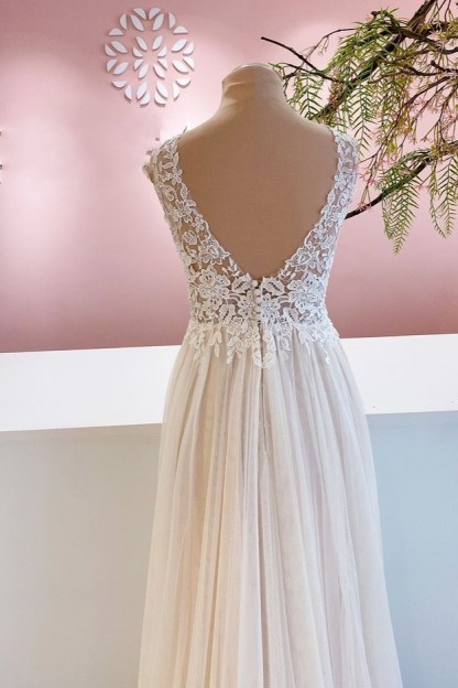 Long Wide Straps A-Line Ruffles Floor-length Tulle Backless Wedding Dress With Floral Lace