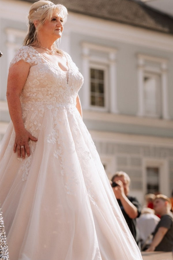 Cocosbride Short Sleeves Plus Size Tulle Wedding Dresses with Lace Applqiue