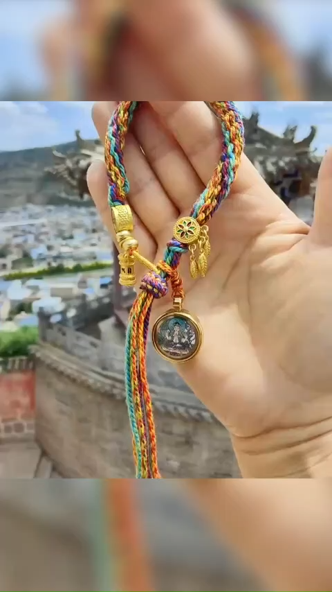 Chinese craftsmen carefully craft Tibetan thangka amulet bracelets(duty free)