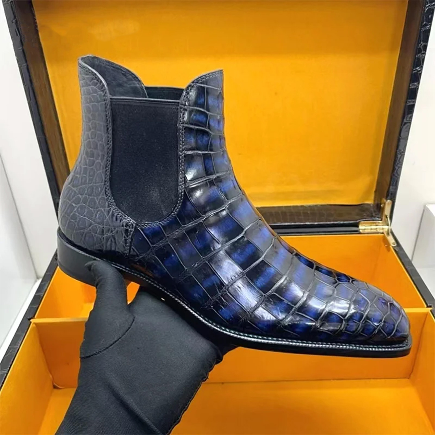 New pointed-toe short Chelsea boots