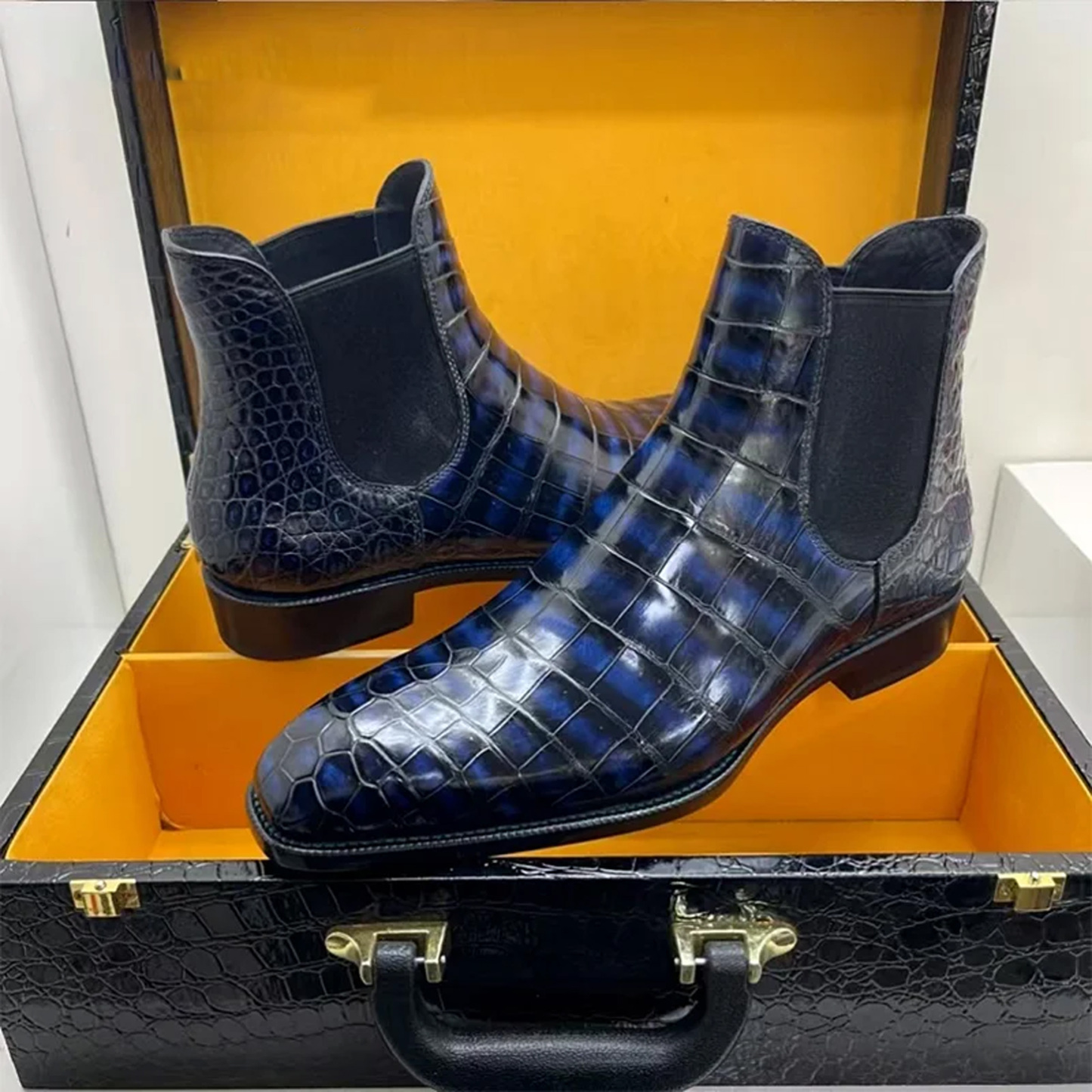 New pointed-toe short Chelsea boots