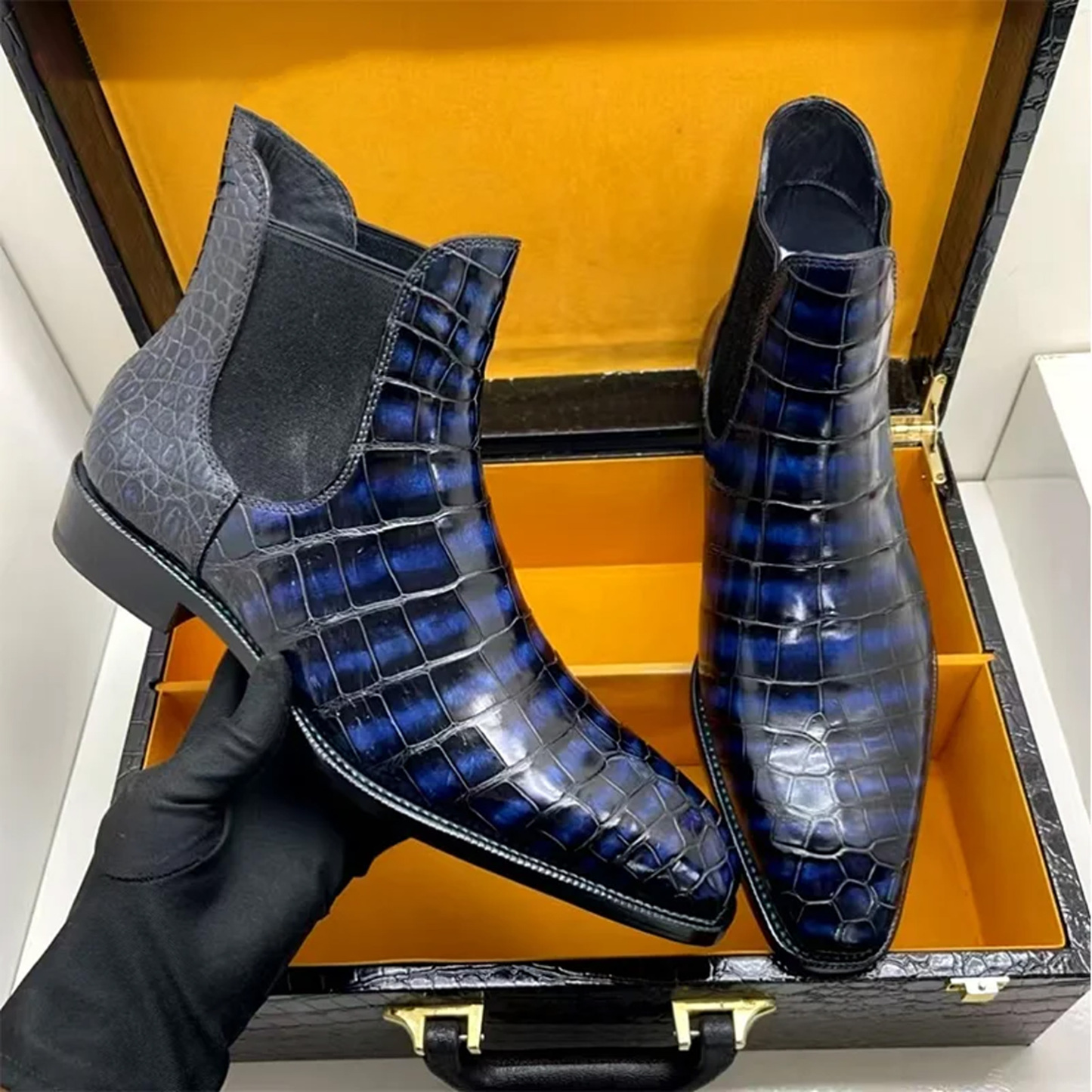 New pointed-toe short Chelsea boots