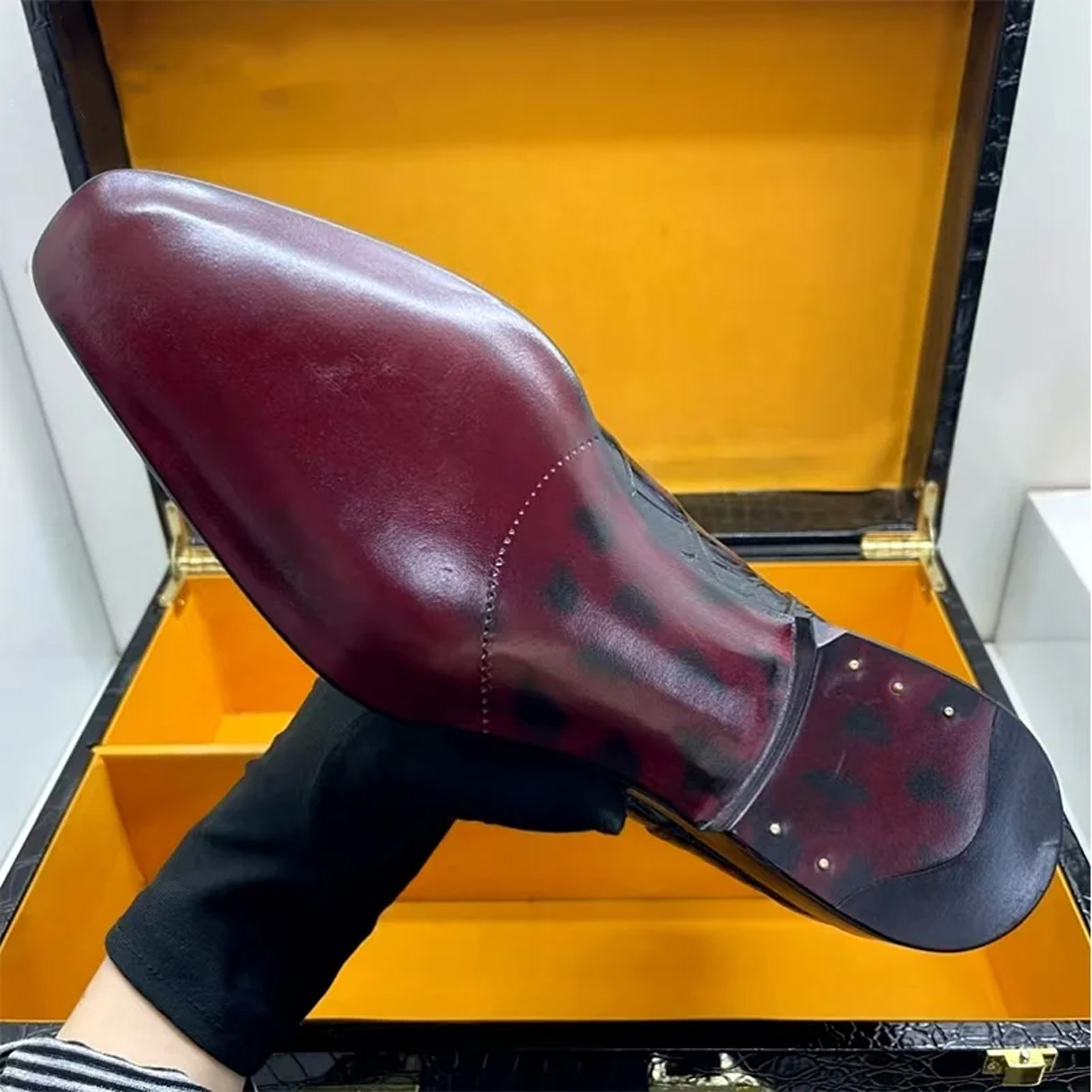 New pointed-toe short Chelsea boots