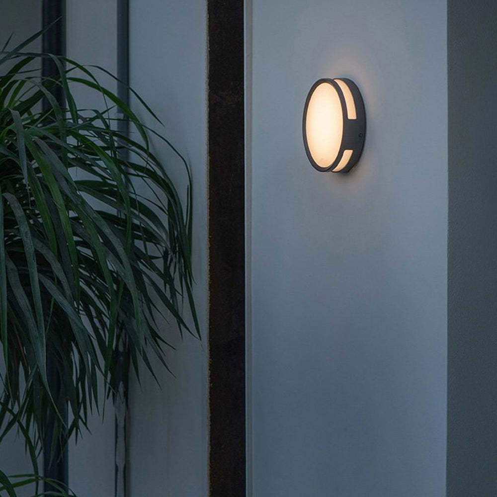 Orr outdoor wall lamp illuminates outdoor wall