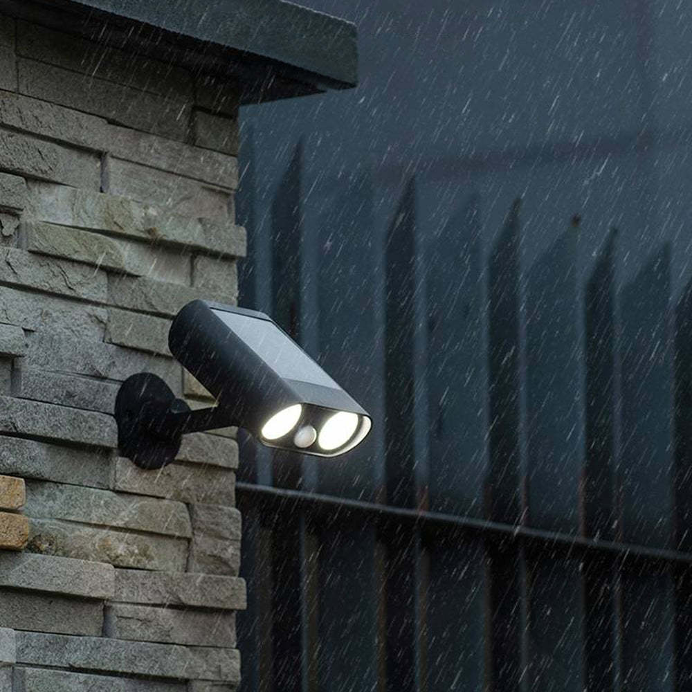 Orr Modern outdoor spotlight in rain, acrylic, rotatable.