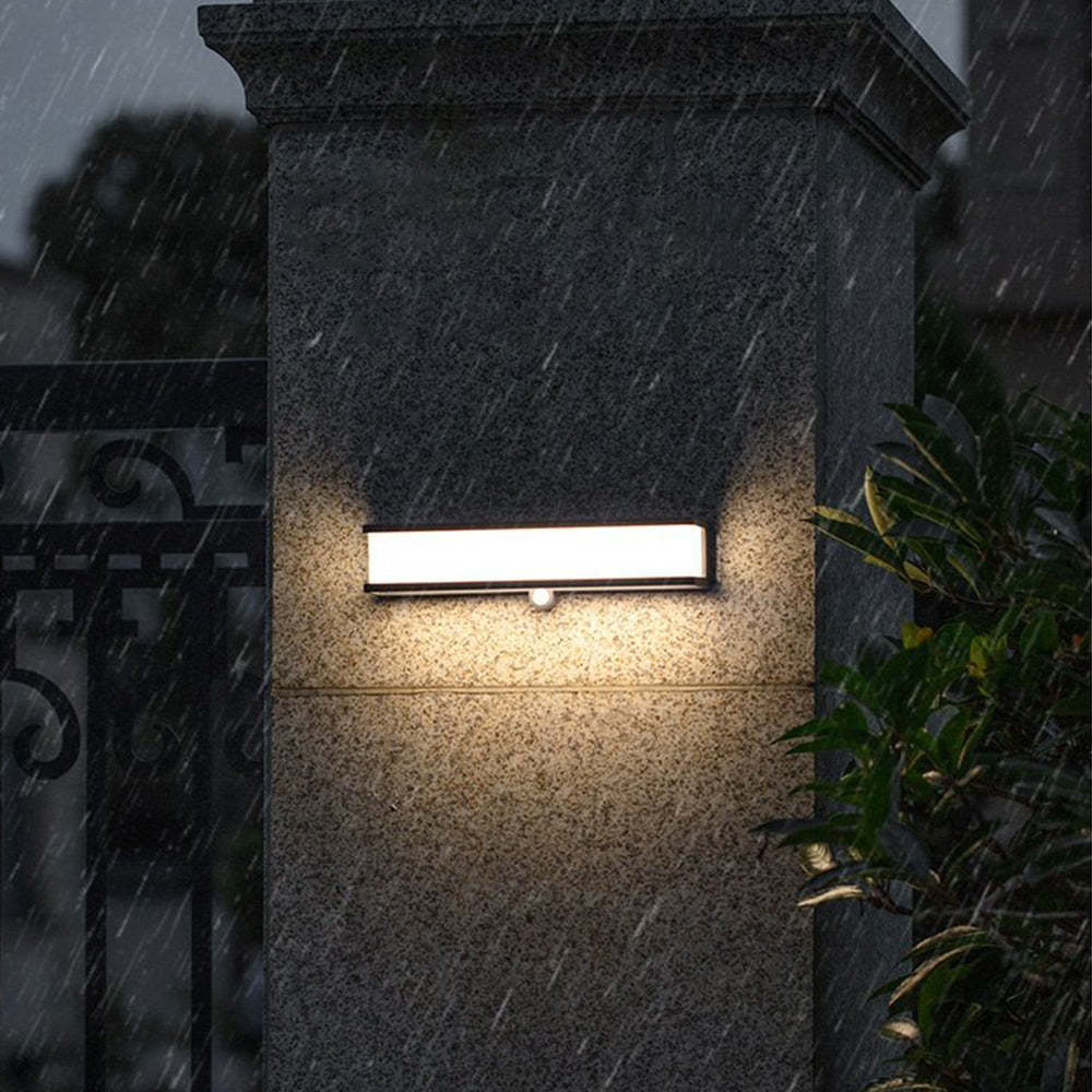 Orr solar outdoor wall lamp: minimalist design in the rain.