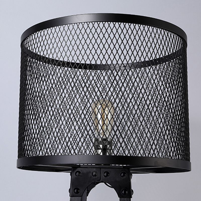 Black metal mesh screen of Alessio floor lamp.
