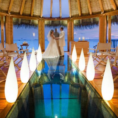 Pena Waterdrop Path Lights at a wedding ceremony