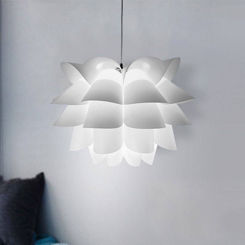 White Cairns flower pendant light, Nordic style.