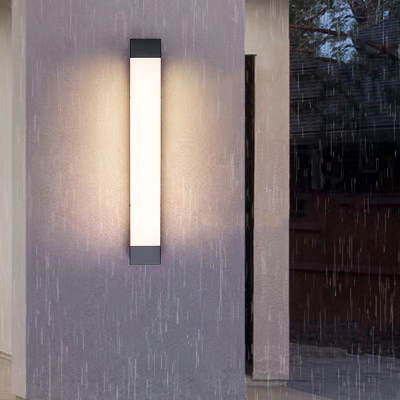 Modern linear outdoor wall lamp. Orr minimalist design for courtyards.