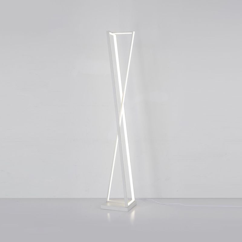 Las Sola Edge floor lamp: Modern triangle design.