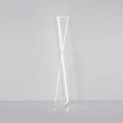 Las Sola Edge floor lamp: Modern triangle design.
