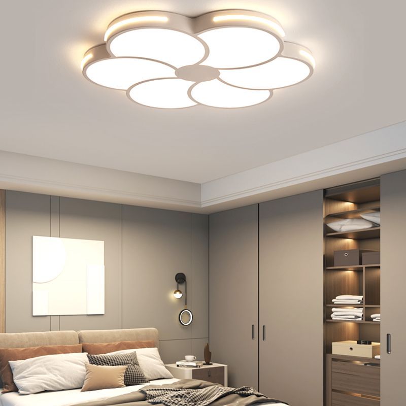 Flower-shaped ceiling light in a bedroom