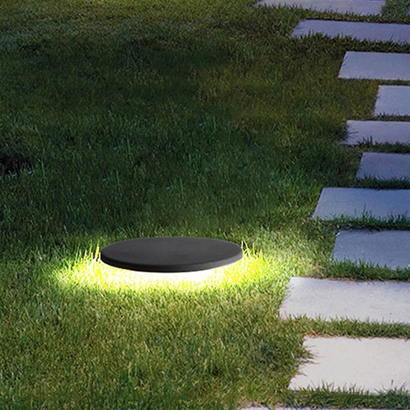 Pena round solar outdoor light on a lawn