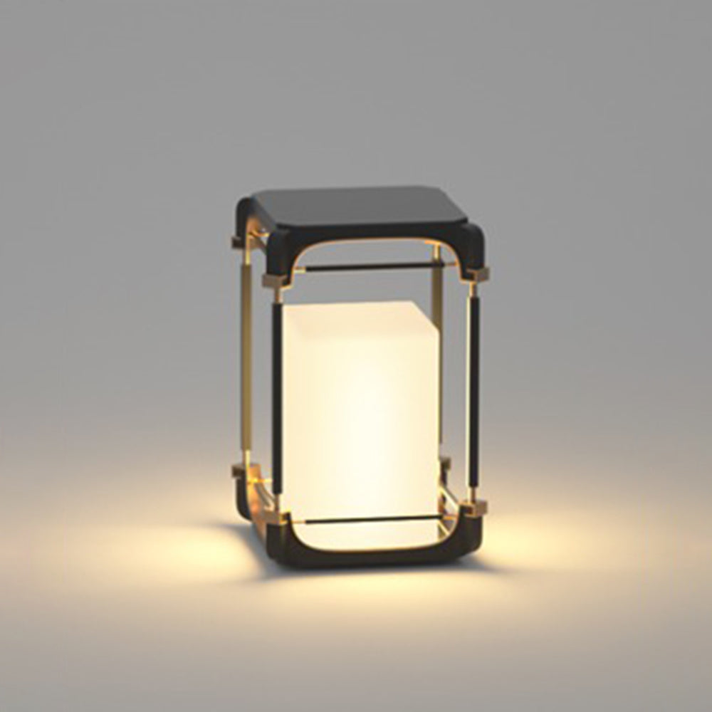 Las Sola Orr floor lamp: cuboid, black metal frame, warm glow.