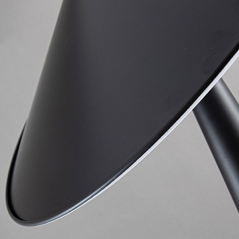 Salgado floor lamp: Detail of the black saucer shade edge