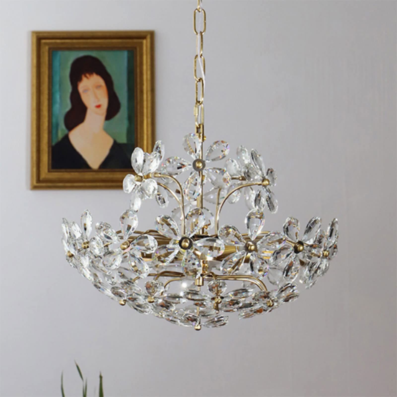 Gold flower crystal pendant light Félicie in a room