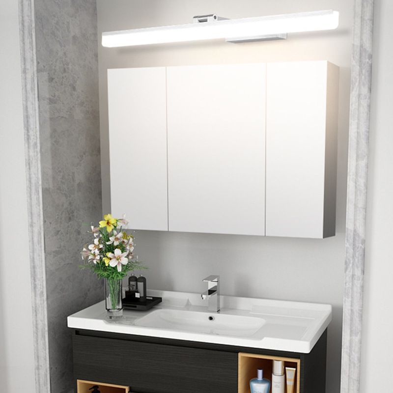 Modern bathroom with Edge linear wall lamp