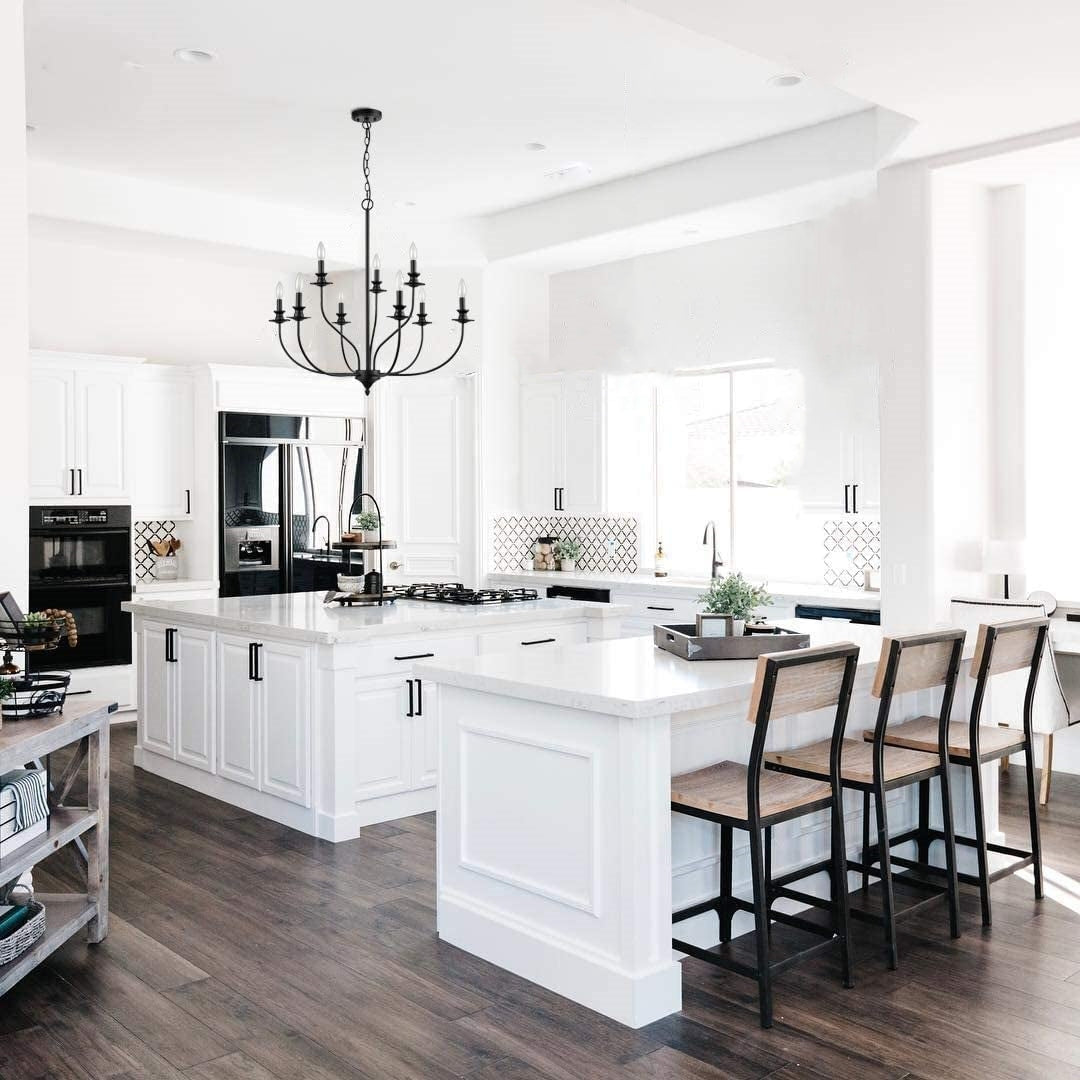 Modern kitchen with Silva Chandelier, white and black design
