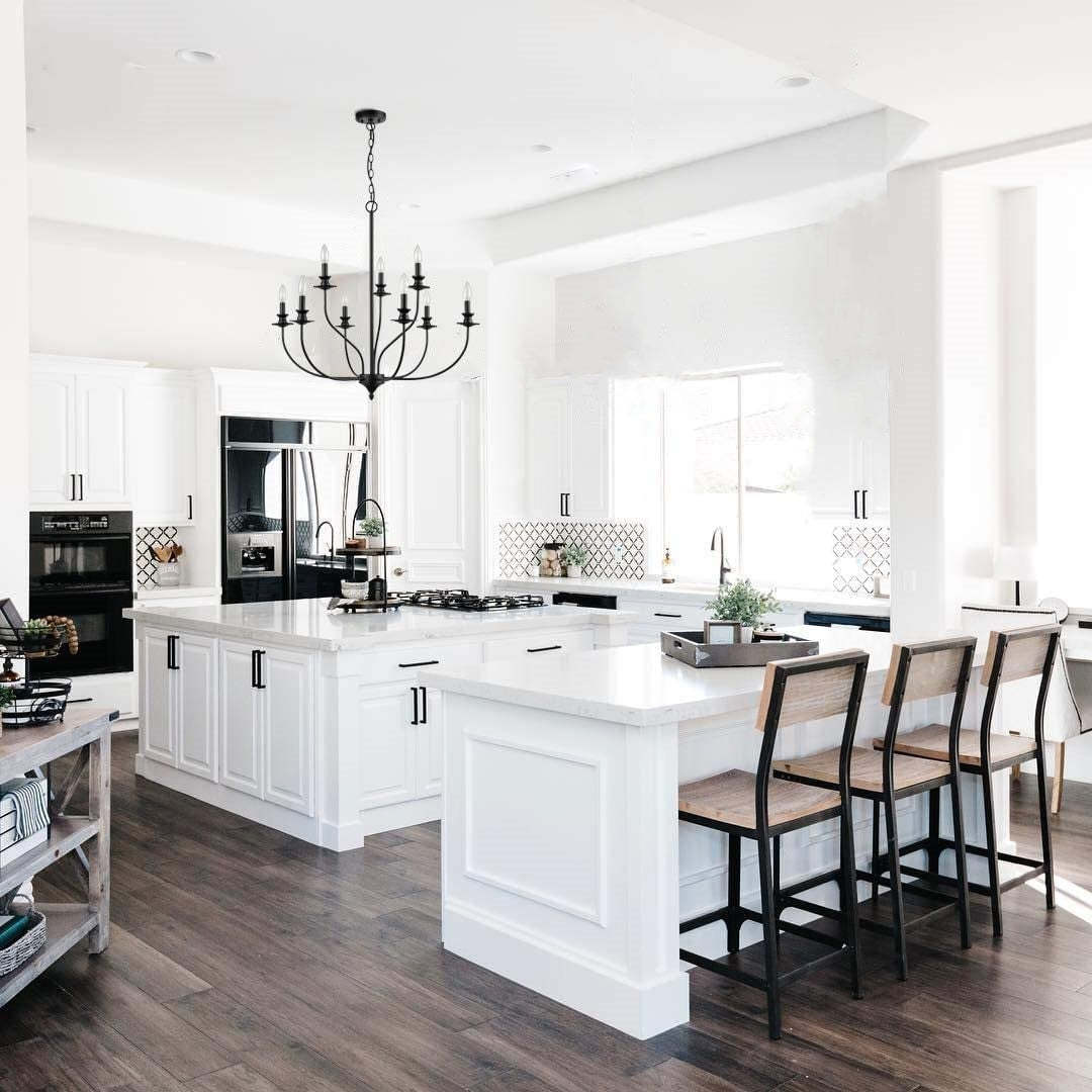 Modern kitchen with Silva Chandelier, white and black design