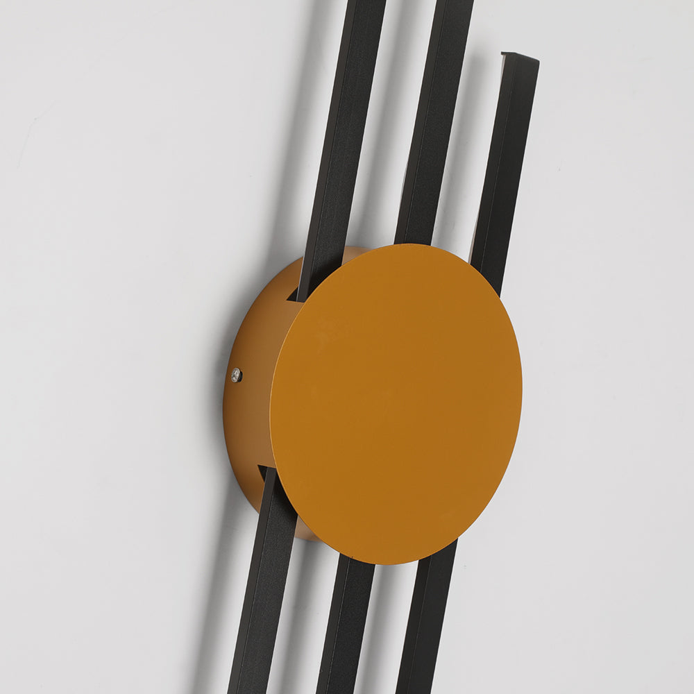 Alana metal wall lamp in gold and black - Las Sola
