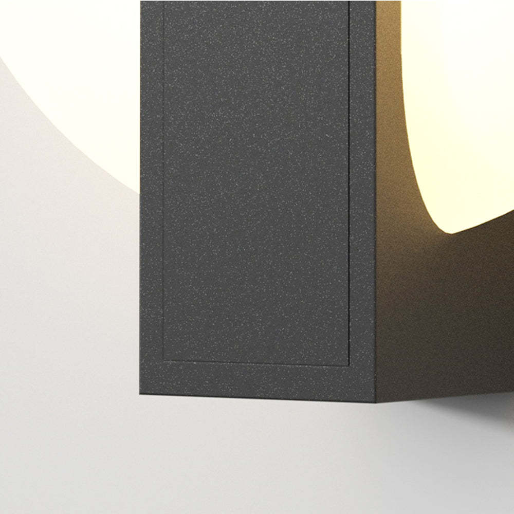 Isaac modern outdoor wall lamp - close-up on metal structure