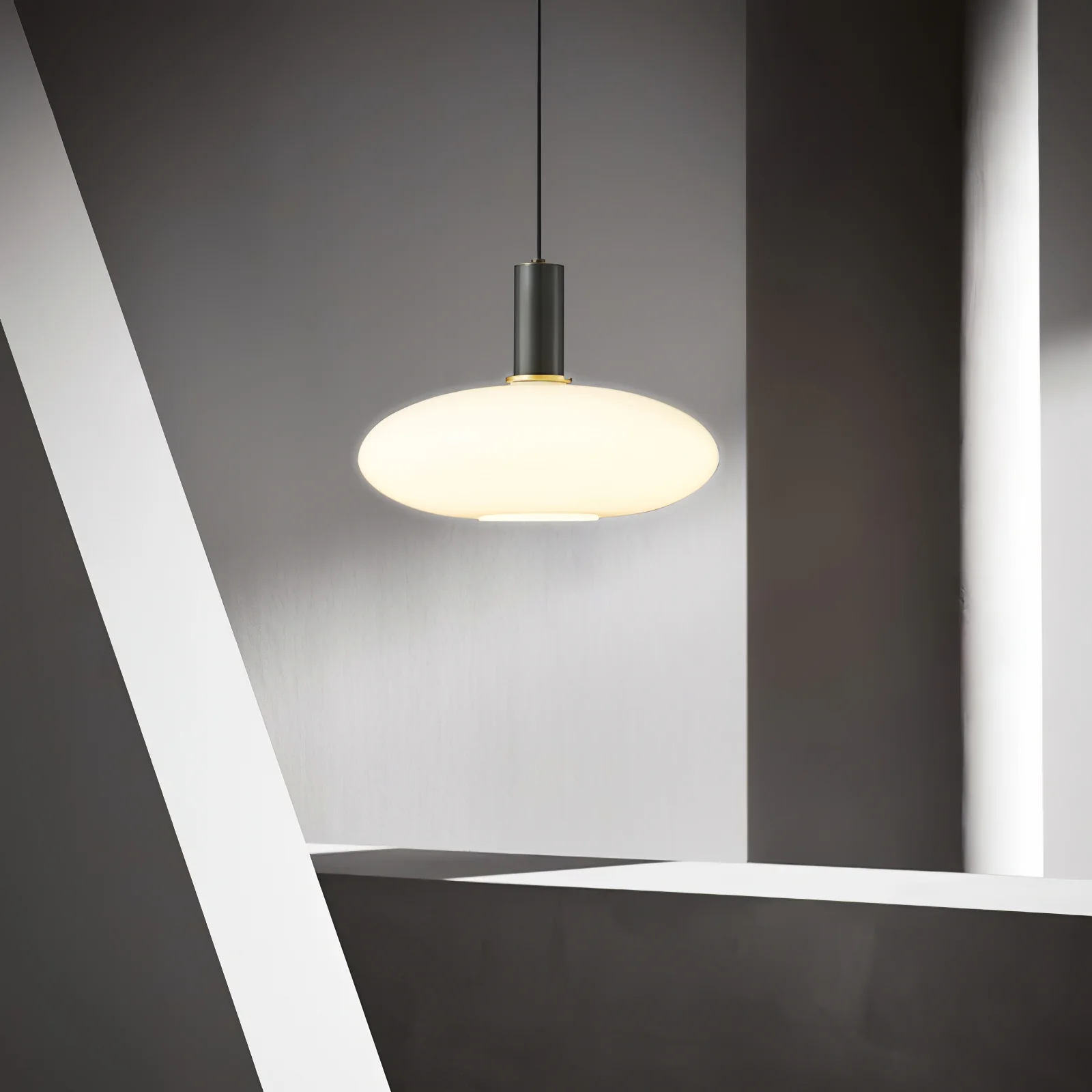 Minimalist Hailie pendant light with glass shade, brass accents