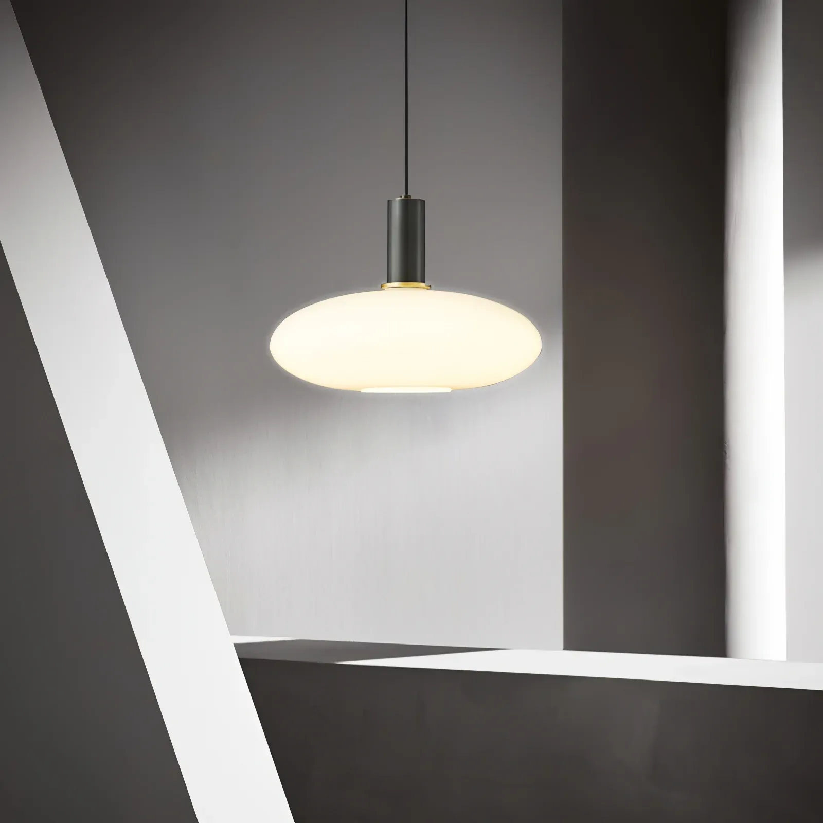 Minimalist Hailie pendant light with glass shade, brass accents
