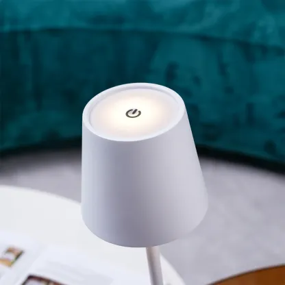 Edge Minimalism Metal Home Table Lamp