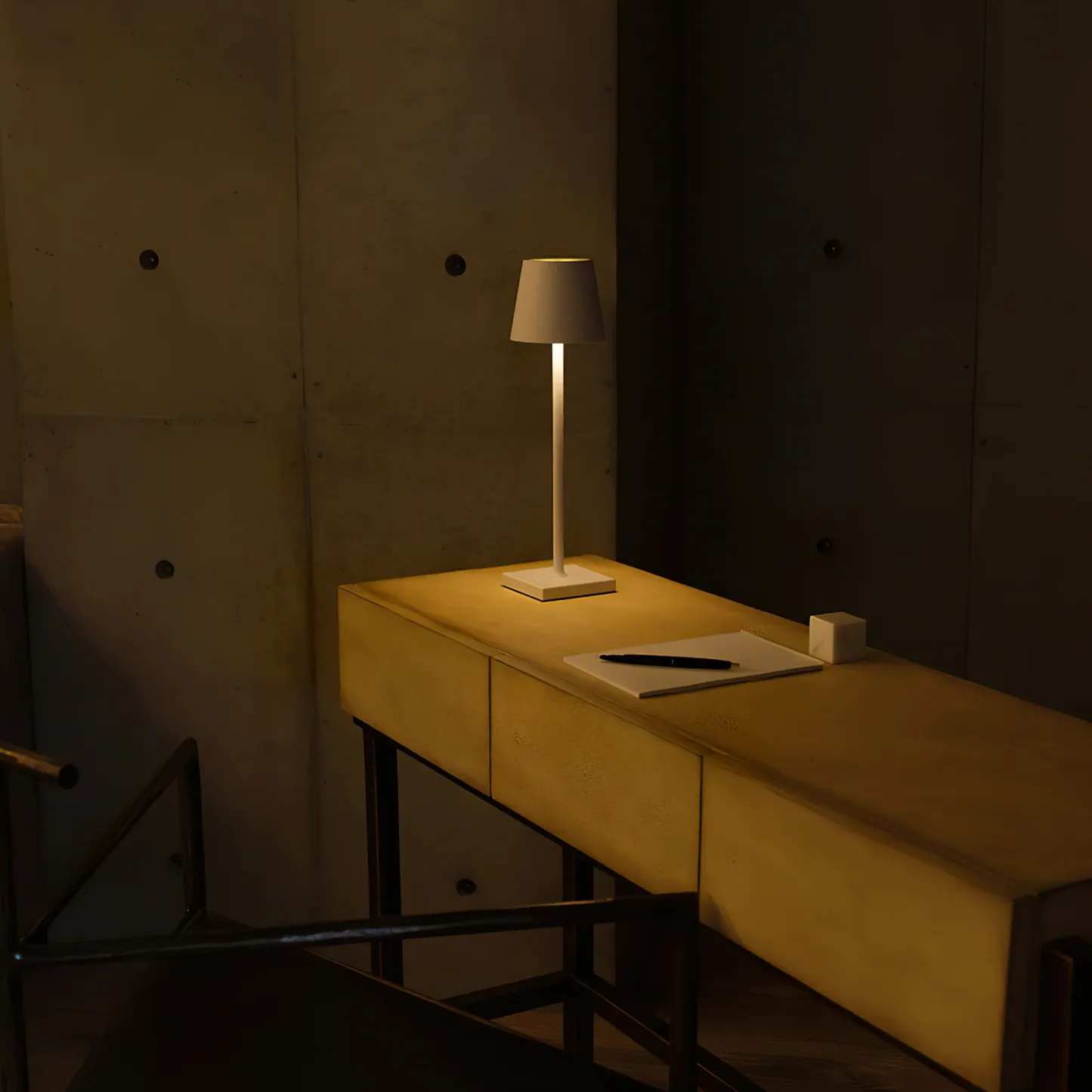 Edge Minimalism Metal Home Table Lamp