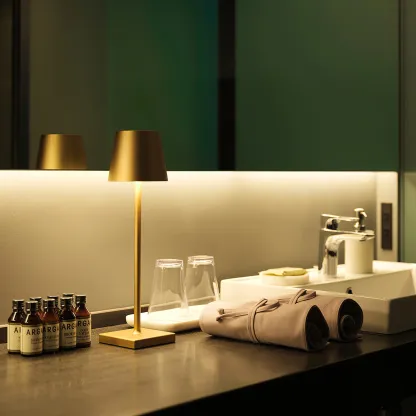Edge Minimalism Metal Home Table Lamp