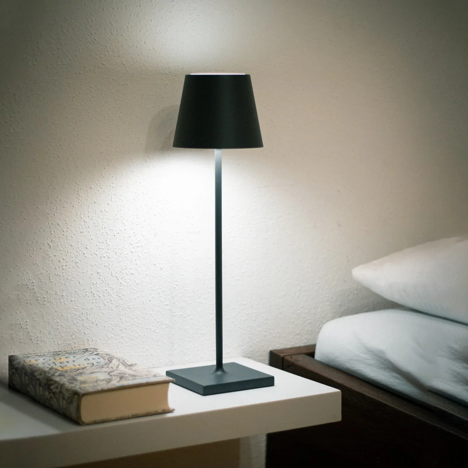 Edge Minimalism Metal Home Table Lamp