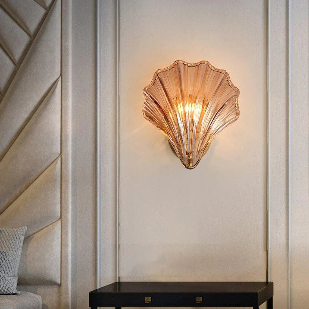 Veta Fashion Wall Lamp with shell-shaped glass in bedroom