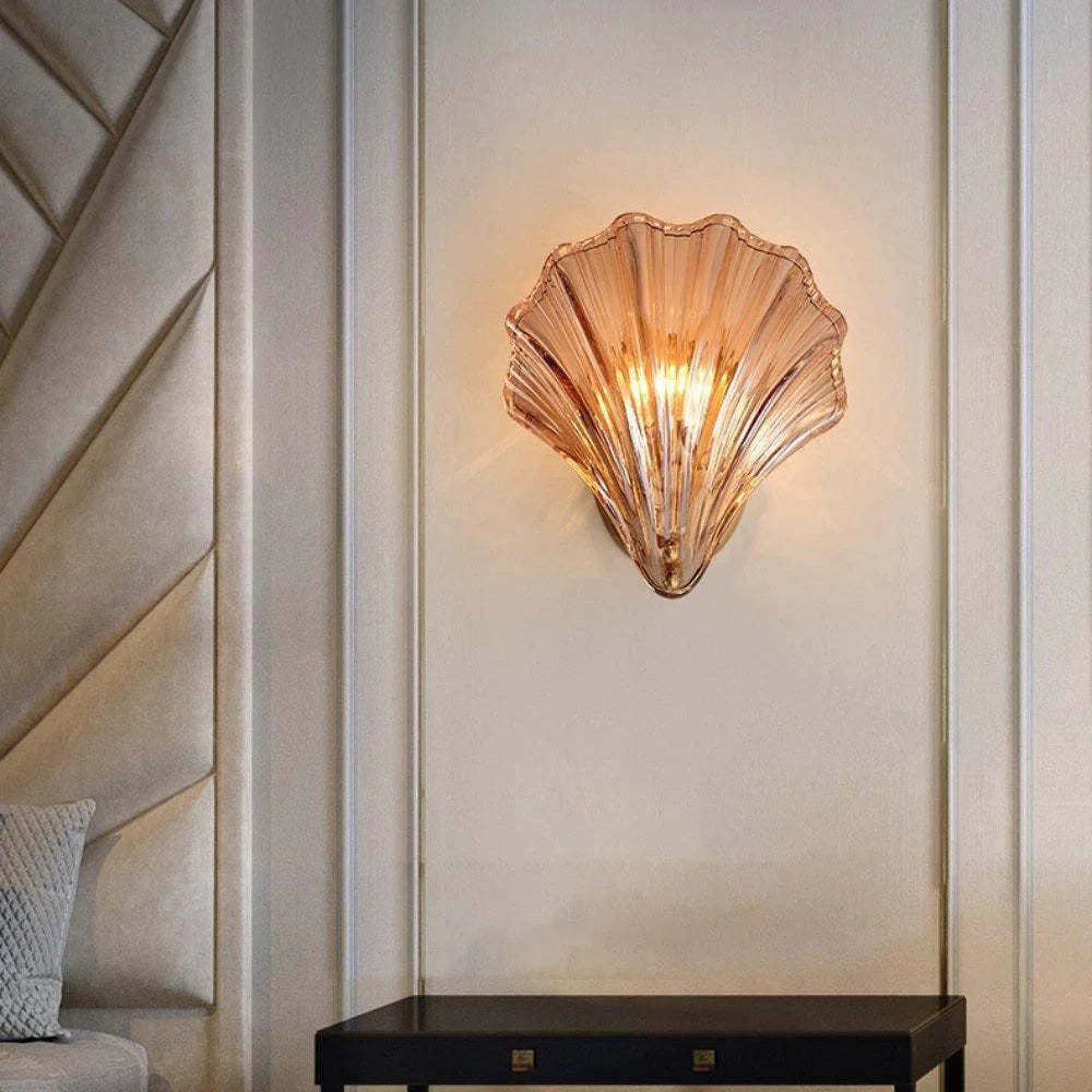 Veta Fashion Wall Lamp with shell-shaped glass in bedroom