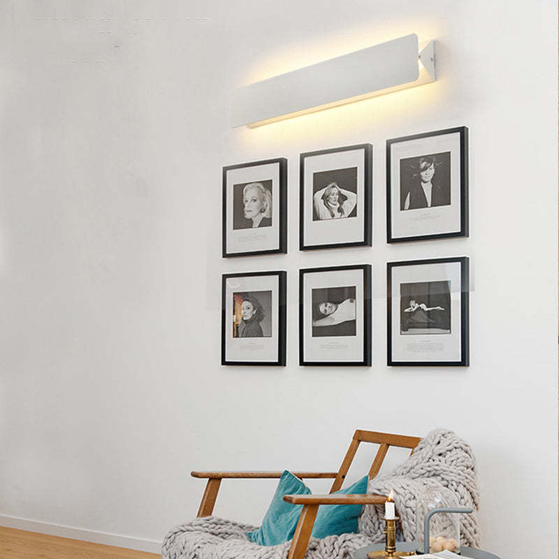 Orr LED wall lamp above framed portraits, Las Sola