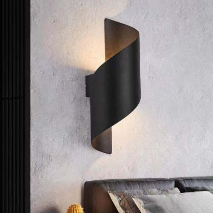Black Orr conch wall lamp in bedroom. Las Sola.