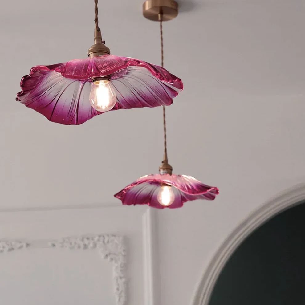 Flower-shaped glass pendant light in dining room, Lassola