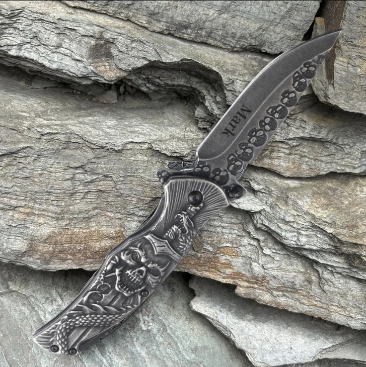 6 Skull Heads Folding Knife